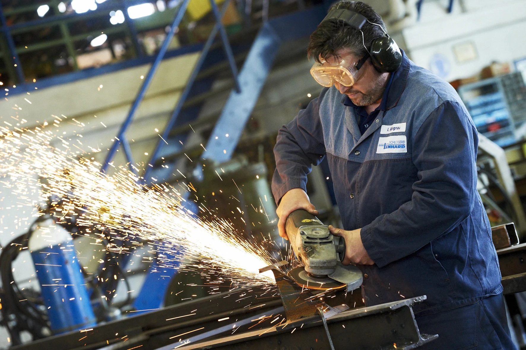 Metallbearbeitung in der Werkstatt der Schlosserei Lienhard in Oberkirch
