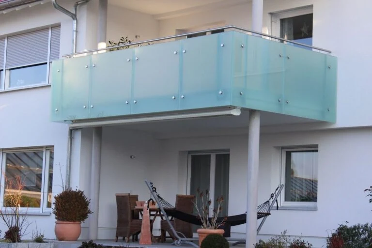 Glasbalkon am Wohnhaus