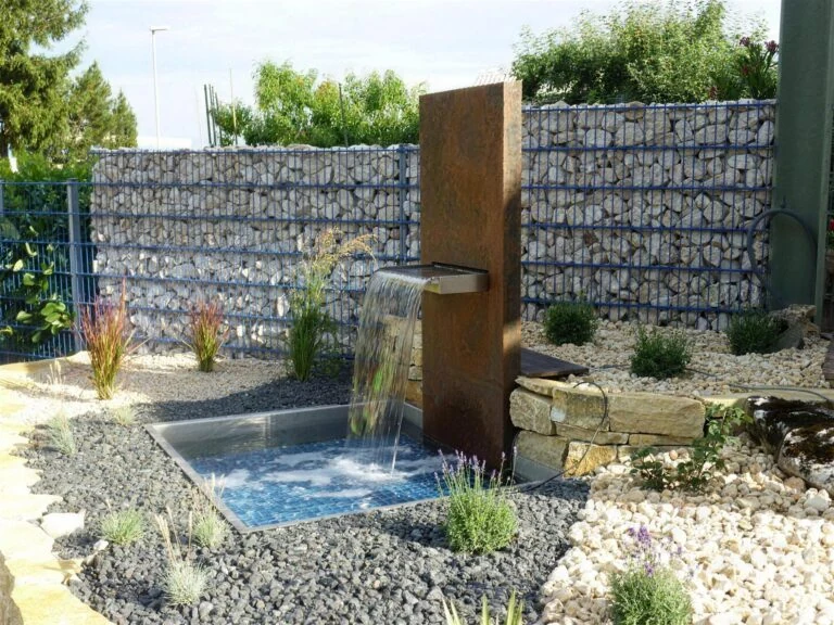 Kunsthandwerklich gefertigtes Wasserobjekt aus Metall